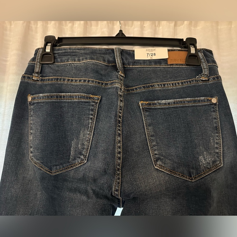 Judy Blue Mid-Rise Indigo Distressed Jeans / Frayed Tulip Hem - Size 7/28 - NWT - Picture 6 of 7